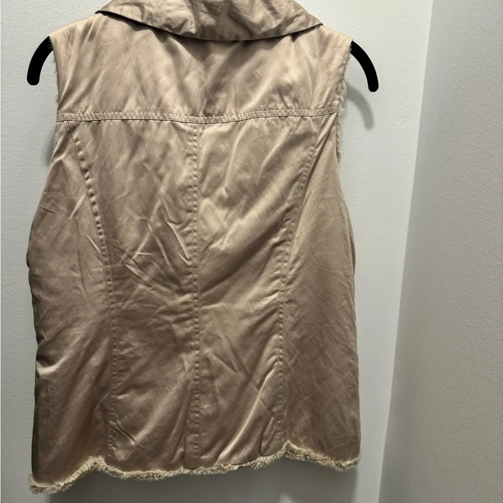 CAbi Shearling Lined CabinCore Adventure Ready Outdoor Vest Cozy Chic Layering - Picture 8 of 10